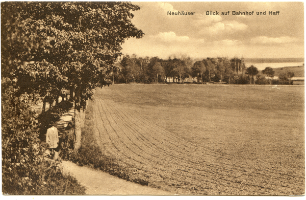 Neuhäuser, Blick auf Bahnhof und Haff