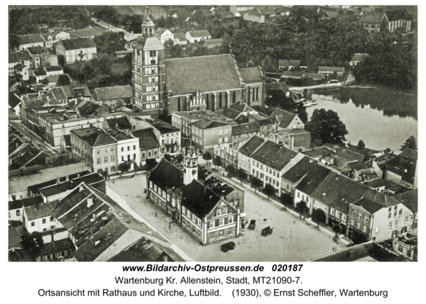 Wartenburg, Ortsansicht mit Rathaus und Kirche, Luftbild