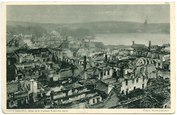 Ortelsburg, Blick von der Ev. Kirche aus auf die zerstörte Stadt, Luftbild