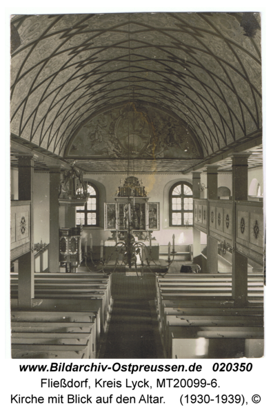 Fließdorf, Kirche mit Blick auf den Altar