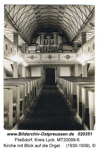 Fließdorf, Kirche mit Blick auf die Orgel