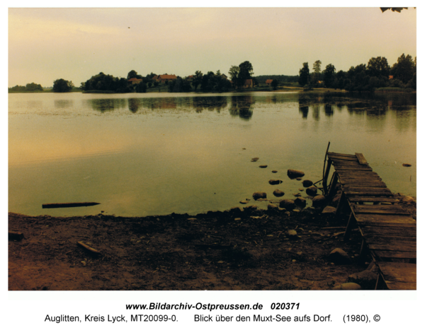 Auglitten Kr. Lyck, Blick über den Muxt-See aufs Dorf