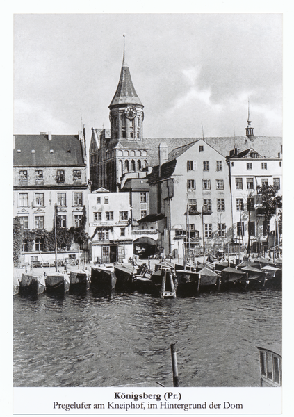 Königsberg (Pr.), Pregelufer am Kneiphof, Kaistraße "Am Blauen Turm" mit Pregelbogen, darüber der Dom