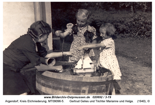 Argendorf, Gertrud Gelies und Töchter Marianne und Helga