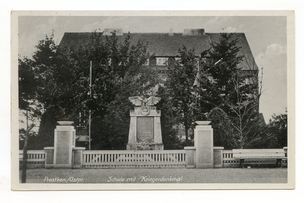 Prostken, Schule mit Kriegerdenkmal