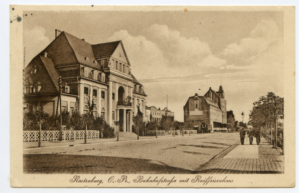 Rastenburg, Bahnhofstraße mit Raiffeisenhaus