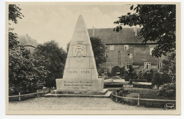 Rastenburg, Schloss mit Denkmal des Grenadier-Regiments