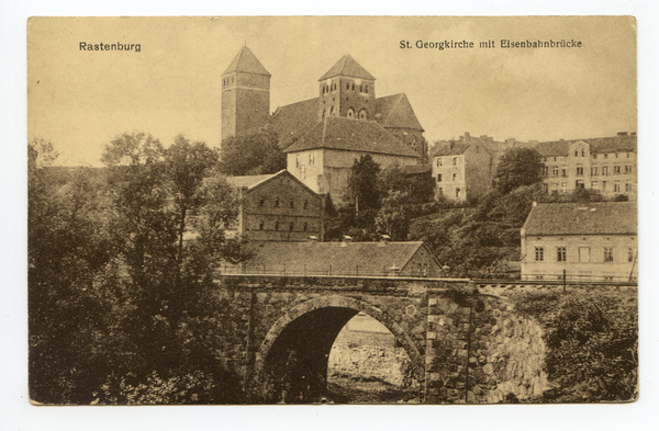 Rastenburg, St. Georgskirche mit Eisenbahnbrücke