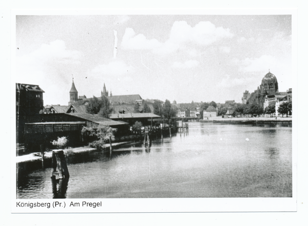 Königsberg, Am Pregel mit Synagoge im Hintergrund rechts