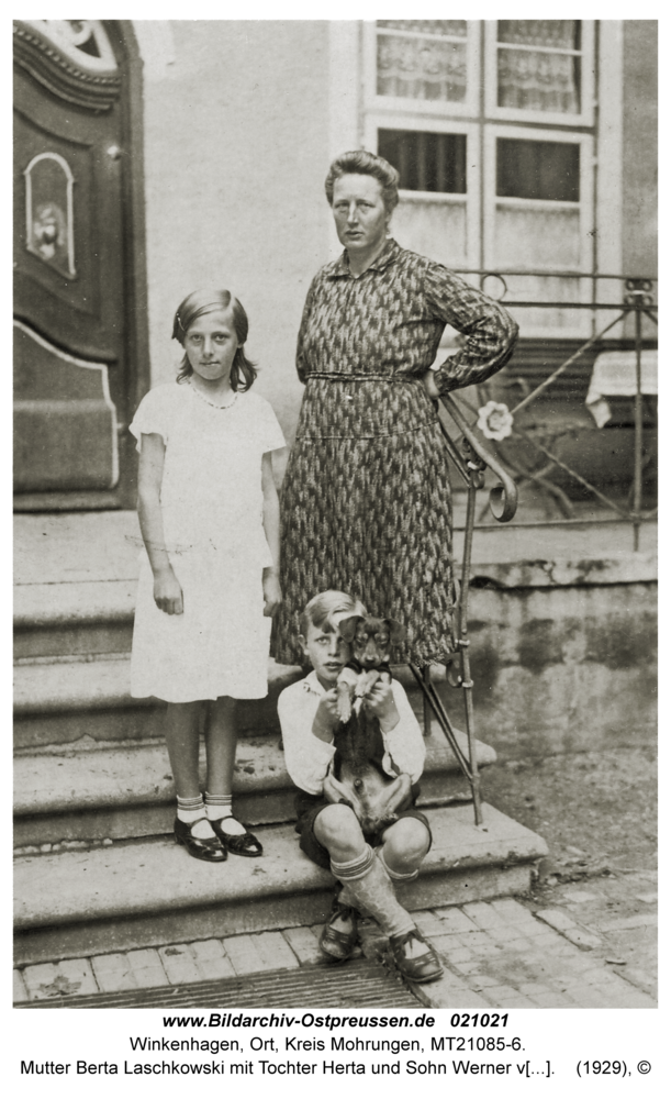 Winkenhagen, Mutter Berta Laschkowski mit Tochter Herta und Sohn Werner vor dem Wohnhaus der Laschkowskis