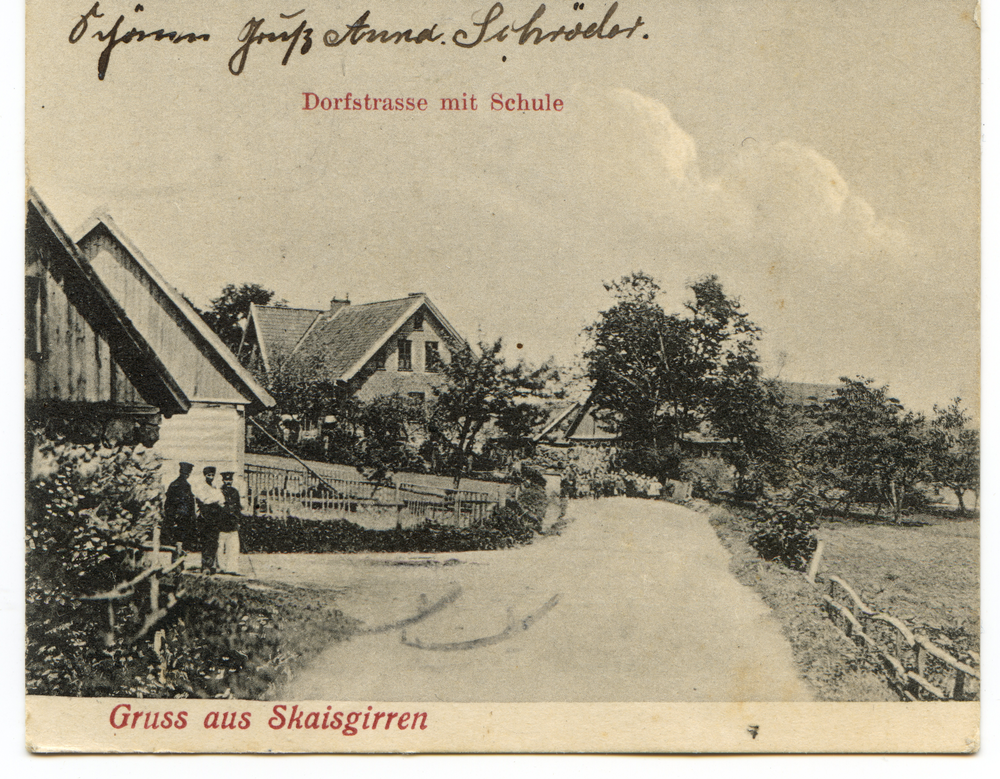 Klein Skaisgirren Kr. Goldap, Dorfstraße mit Schule