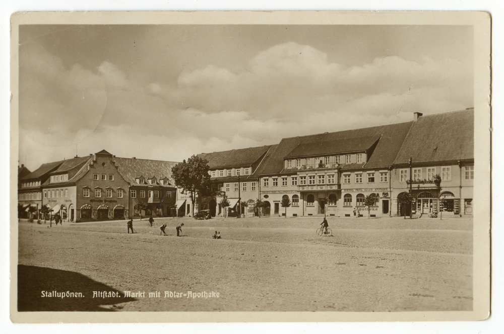 Stallupönen, Altstädtischer Markt, Ostseite mit Adler-Apotheke