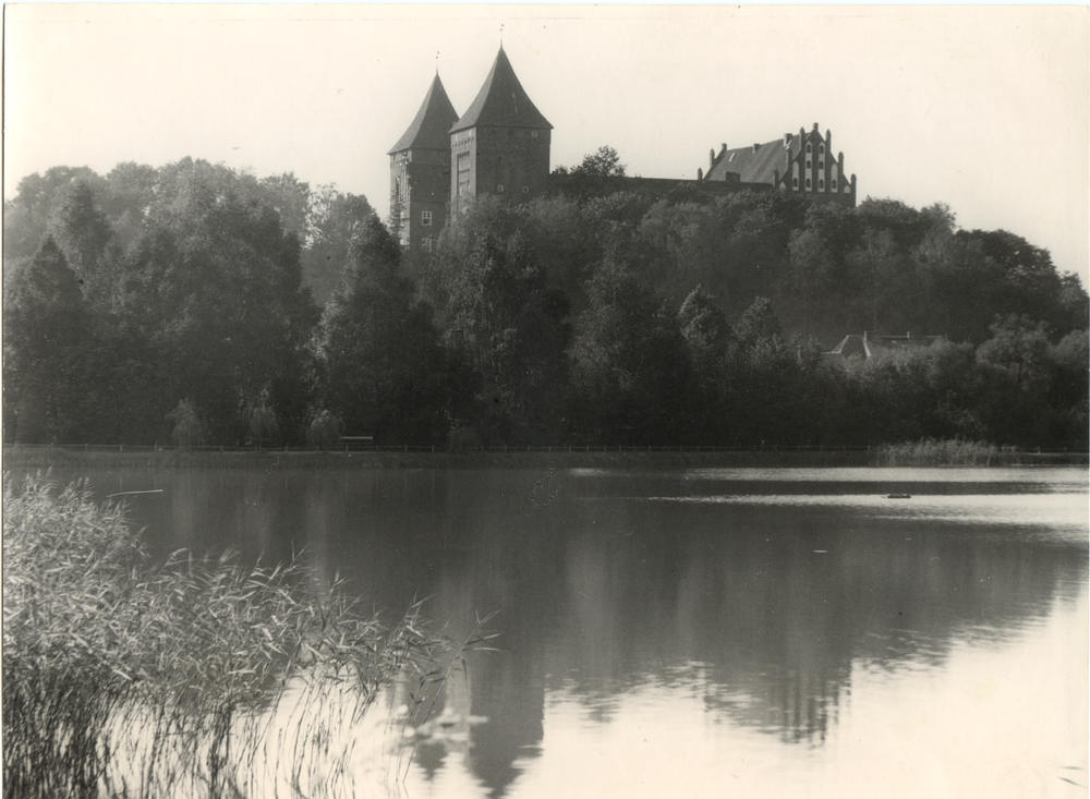 Neidenburg, Schloß mit Schloßteich