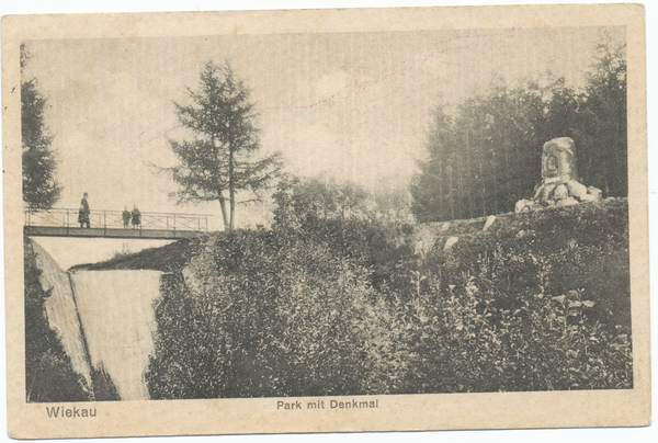 Wiekau, Park mit Denkmal
