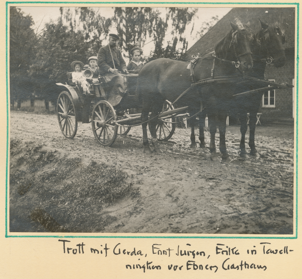 Tawellenbruch fr. Tawellningken, Die Kinder des Försters vor dem Gasthaus Ebner