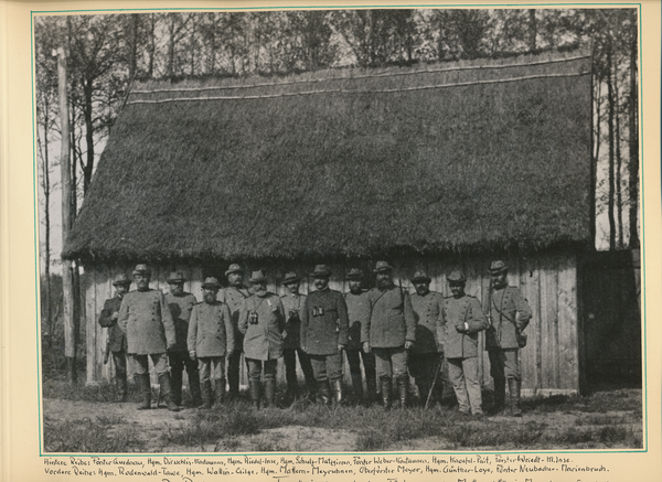 Quednau Kr. Elchniederung fr. Meyruhnen, Oberförster Meyer mit seinen Förstern vor der Matternshütte in Meyruhnen