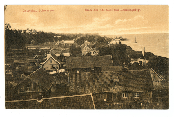 Schwarzort, Blick auf das Dorf mit Landungssteg