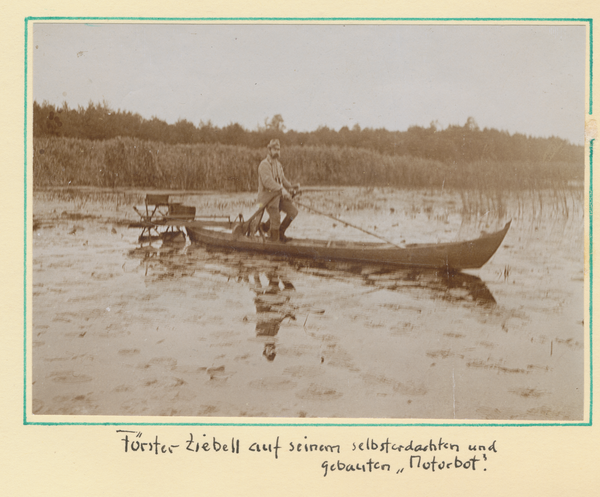 Tawellenbruch, Förster Ziebell mit seinem selbstgebauten Tretboot