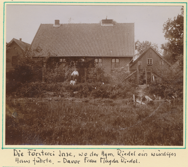 Inse, Försterei, Vor dem Haus Frau Magda Riedel, die Frau des Hegemeisters Riedel