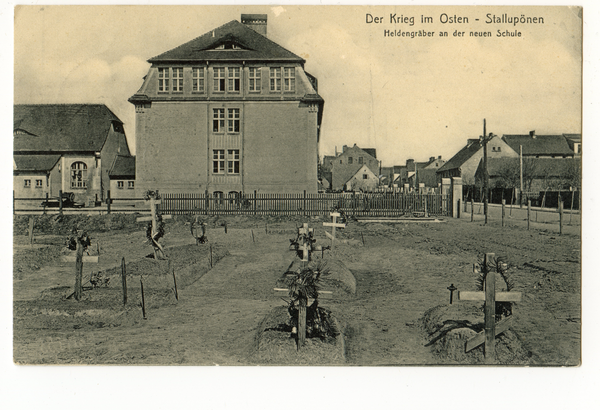 Stallupönen, Schulstraße, Heldengräber an der Stadtschule