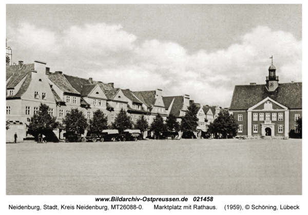 Neidenburg, Marktplatz mit Rathaus