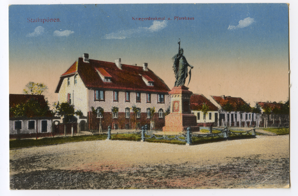 Stallupönen, Neustädtischer Markt, Kriegerdenkmal und Pfarrhaus