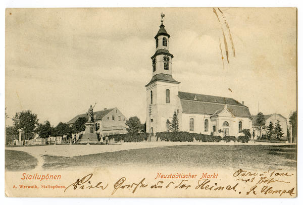 Stallupönen, Neustädtischer Markt mit Kriegerdenkmal und ev. Kirche