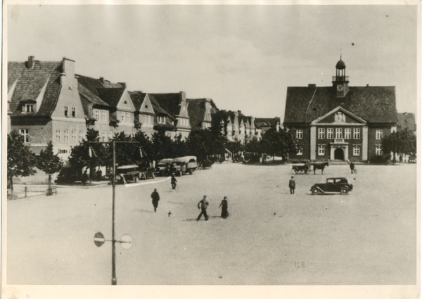 Neidenburg, Marktplatz mit Rathaus