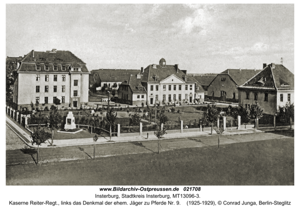 Insterburg, Kaserne Reiter-Regt., links das Denkmal der ehem. Jäger zu Pferde Nr. 9