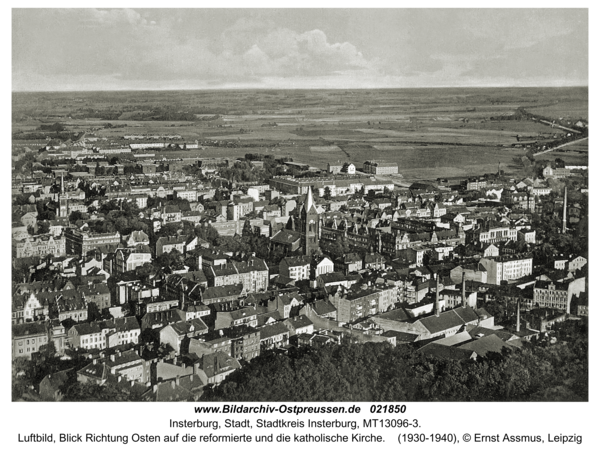 Insterburg, Luftbild, Blick Richtung Osten auf die reformierte und die katholische Kirche