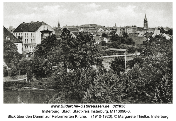 Insterburg, Blick über den Damm zur Reformierten Kirche