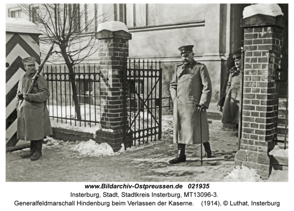 Insterburg, Generalfeldmarschall Hindenburg beim Verlassen der Kaserne