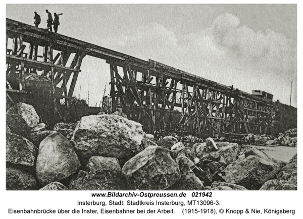 Insterburg, Eisenbahnbrücke über die Inster, Eisenbahner bei der Arbeit