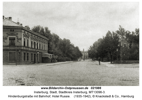 Insterburg, Hindenburgstraße mit Bahnhof, Hotel Russie