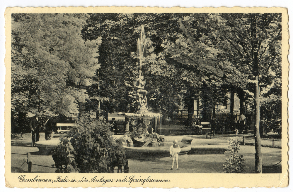 Gumbinnen, Partie in den Anlagen mit Springbrunnen