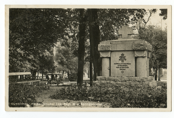 Gumbinnen, Heldendenkmal Füs. Regt. 33 und Springbrunnen
