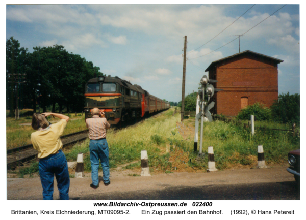 Brittanien, Ein Zug passiert den Bahnhof
