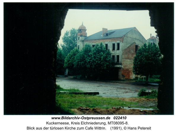 Kuckerneese, Blick aus der türlosen Kirche zum Cafe Wittrin