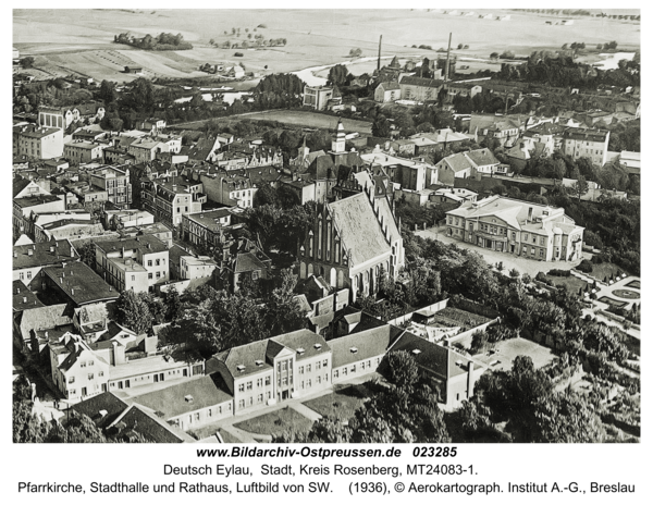 Deutsch Eylau, Pfarrkirche, Stadthalle und Rathaus, Luftbild von SW