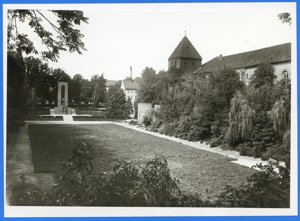 Braunsberg, Ostpr., Hermann-v.-Salza-Schule u. Kriegerdenkmal