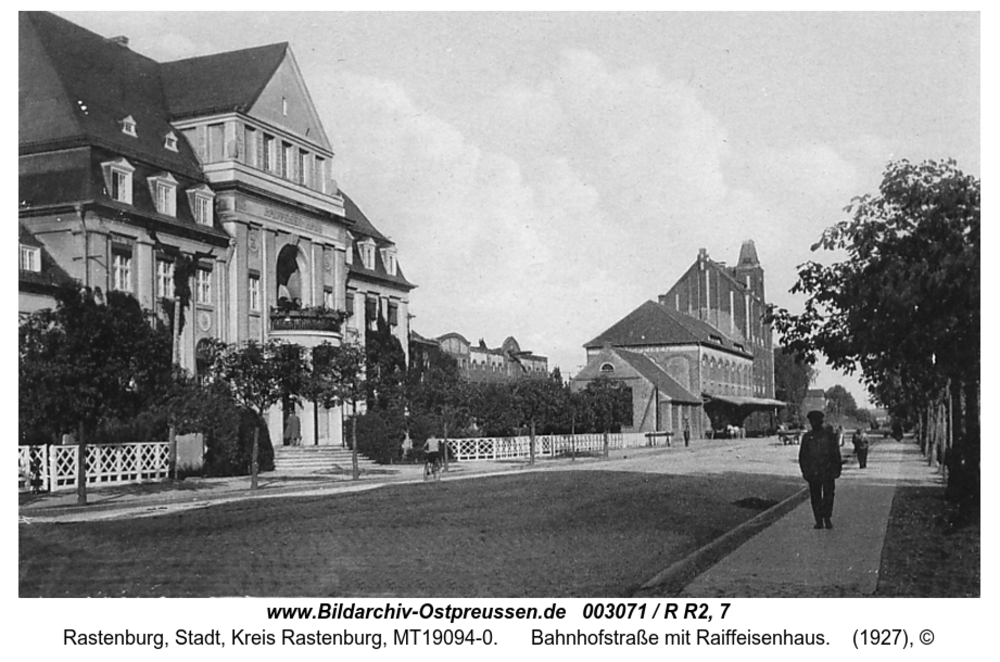 Rastenburg, Bahnhofstraße mit Raiffeisenhaus