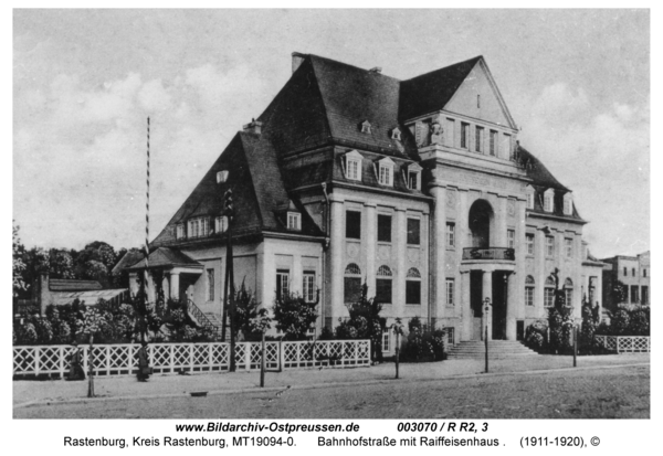 Rastenburg, Bahnhofstraße mit Raiffeisenhaus