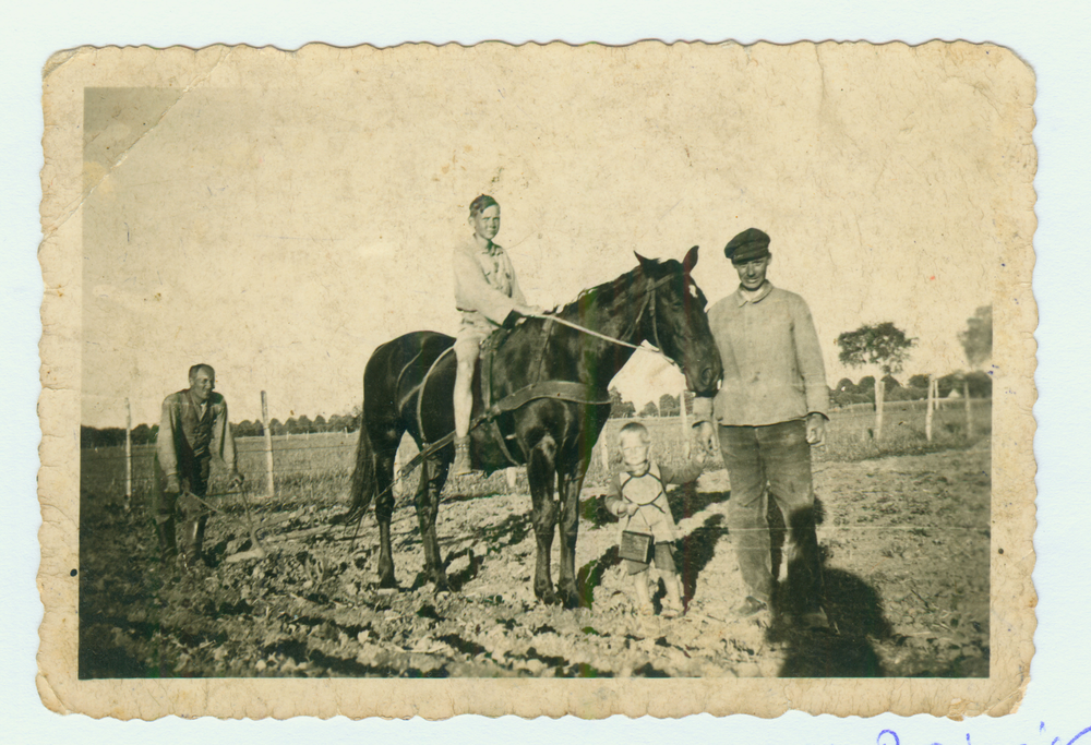 Skuldeinen, Emil Deiwick und Sohn Erich bei der Feldarbeit