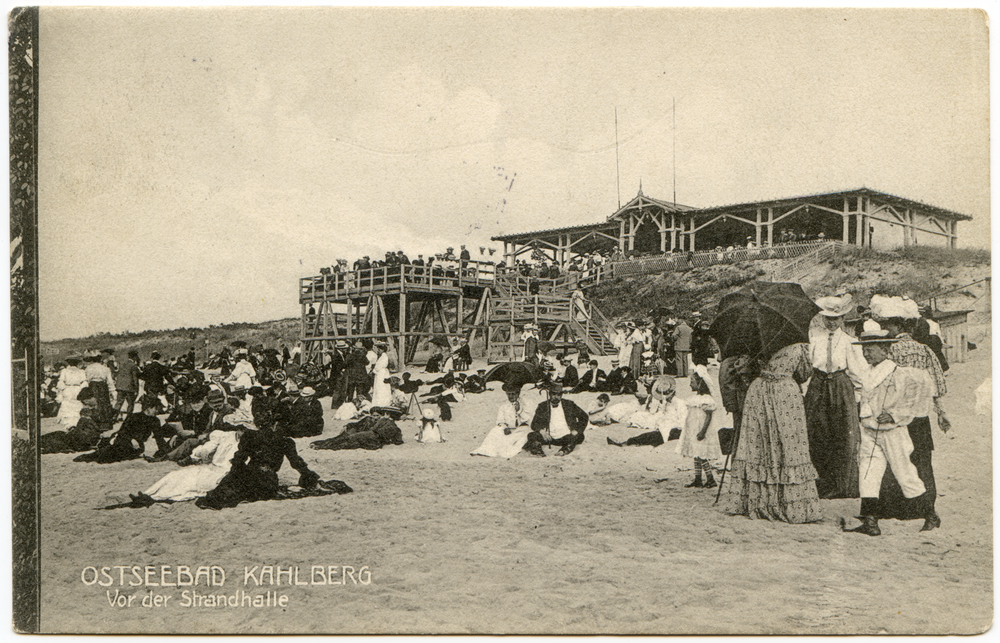 Kahlberg-Liep, Vor der Strandhalle