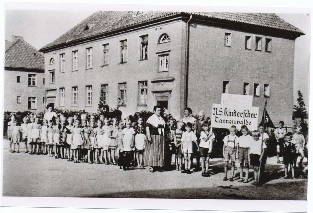Tannenwalde Stadtkr. Königsberg, Fritz-Tschierse-Str., NS Kinderschar