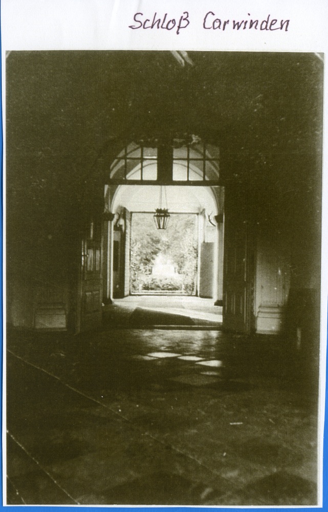 Karwinden, Schloss, Blick vom Fliesensaal zur Eingangshalle