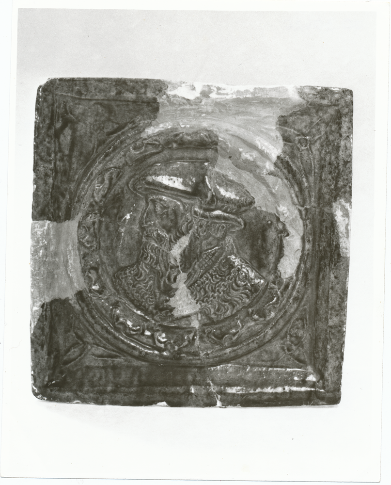 Memel, Museum, Grünglasierte Kachel mit Bildnis eines Mannes 16. Jh. ?