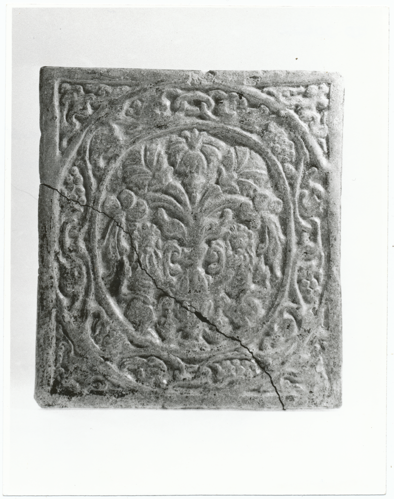 Memel, Museum, Grünglasierte Kachel mit Löwenstatur und Blumenrose, 17. Jhr