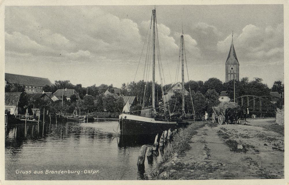 Brandenburg, Blick über den Hafen auf die Kirche