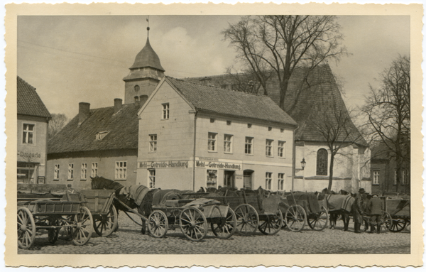 Hohenstein i. Ostpr., Marktplatz mit Kirche